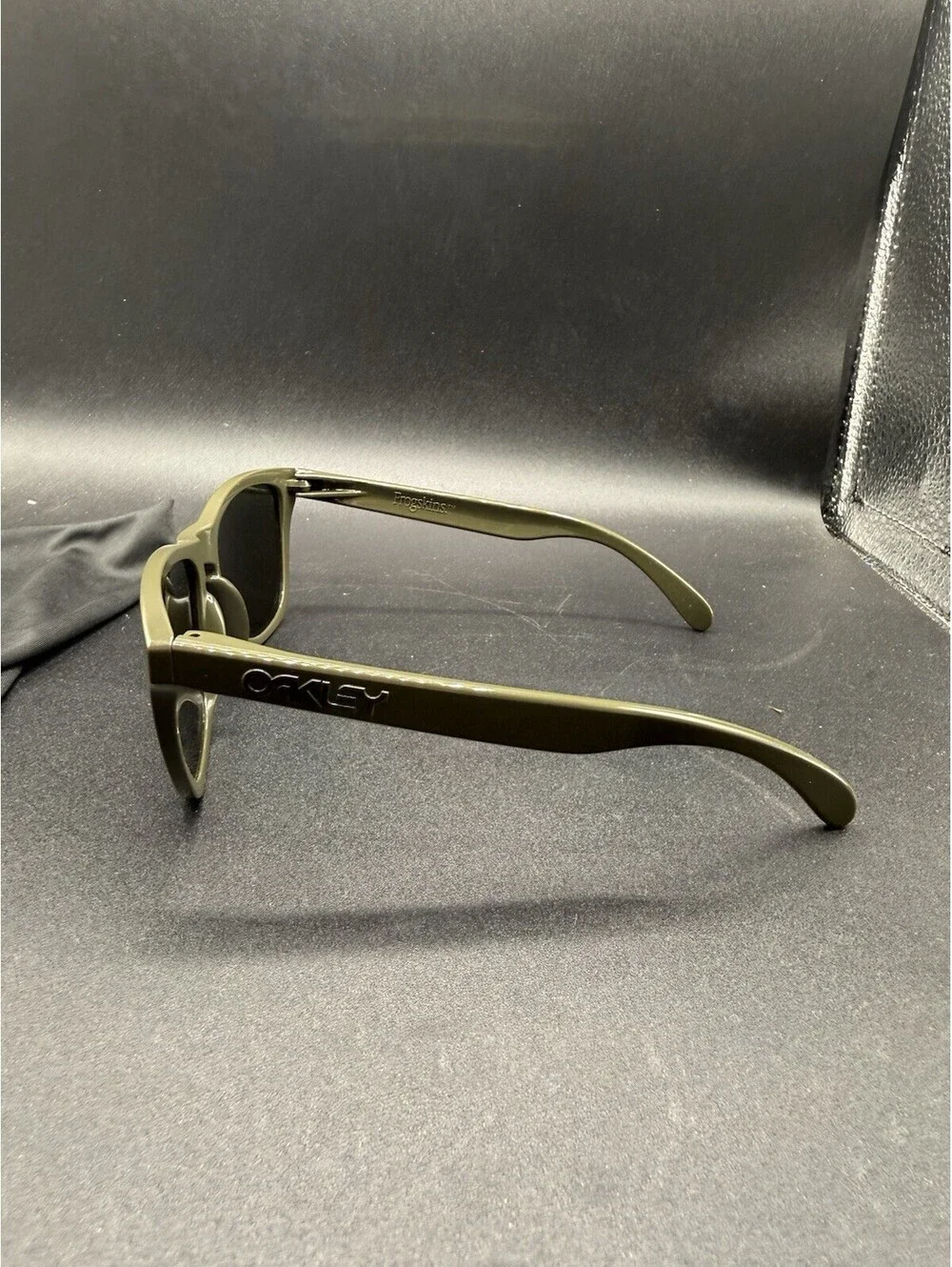 Oakley Frogskin Moss/Black Iridium Lenses
